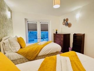 Spacious 2 Bedroom Sleeps 4 with WiFi & Garden - 3