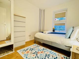 Spacious 2 Bedroom Sleeps 4 with WiFi & Garden - 2