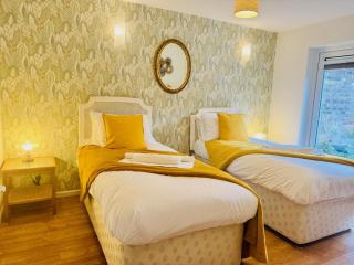 Spacious 2 Bedroom Sleeps 4 with WiFi & Garden - 1