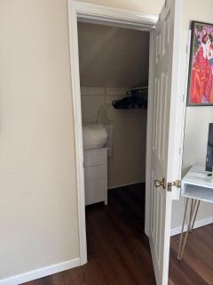 Cozy 2 Bedroom Apt 2nd FL - 30 min to NYC - 4