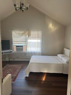 Cozy 2 Bedroom Apt 2nd FL - 30 min to NYC - 8