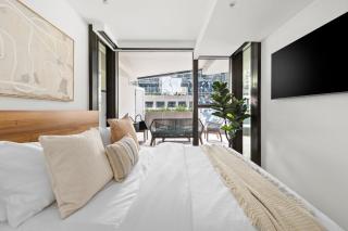 A Luxurious 2BR Apt Right Next to Ritz Carlton - 8