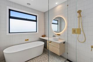 Duneview Luxe Ocean Grove Sleeps 8, 4 bedroom, aircon,heating throughout, Designer quality, Perfect wedding stay, family friendly, Beach, Park, Shops - 3