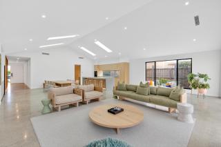 Duneview Luxe Ocean Grove Sleeps 8, 4 bedroom, aircon,heating throughout, Designer quality, Perfect wedding stay, family friendly, Beach, Park, Shops - 1