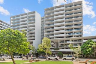 Prestige 3BR Retreat with 2 Parking Prime Sydney - 1