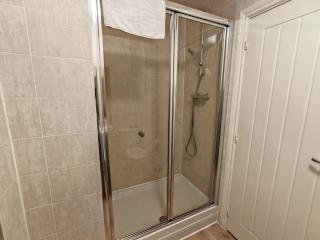 Garland Modern 4 Bedroom House with Garden & Parking - 3