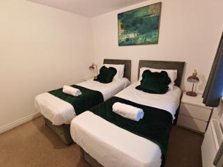 Garland Modern 4 Bedroom House with Garden & Parking - 5