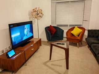 Garland Modern 4 Bedroom House with Garden & Parking - 8