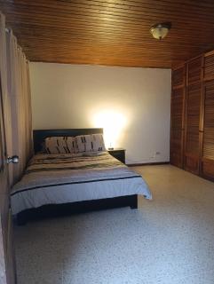 Habitación con baño, parqueo y seguridad - 0