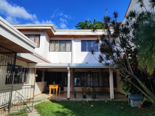 Habitación con baño, parqueo y seguridad - 3