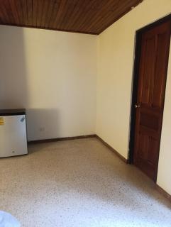 Habitación con baño, parqueo y seguridad - 1