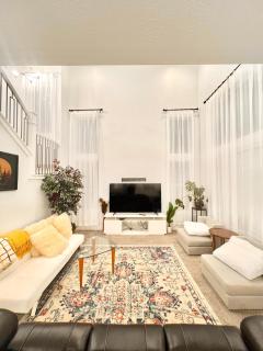 NEW 4-bed 4-bath Stylish House with Mountain View and 2 garages - 0