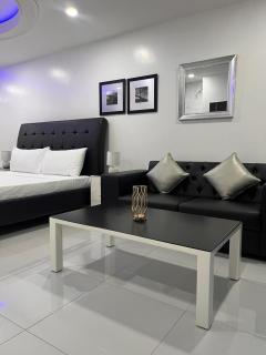 Kandi White, studio with smoking balcony with Housekeeping - 9