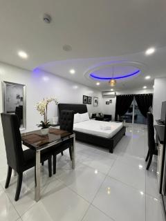 Kandi White, studio with smoking balcony with Housekeeping - 8