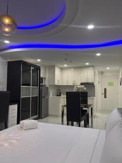 Kandi White, studio with smoking balcony with Housekeeping - 7