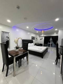 Kandi White, studio with smoking balcony with Housekeeping - 5