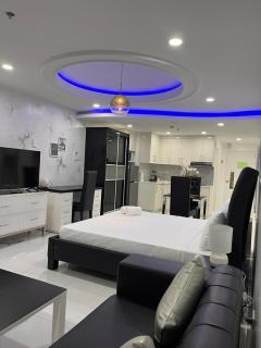 Kandi White, studio with smoking balcony with Housekeeping - 2