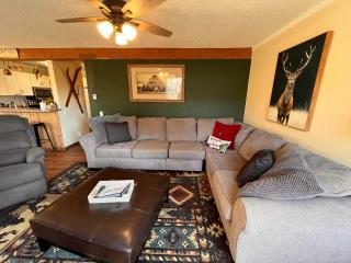 Cozy 2 Bedroom Condo with View of Mtn 10 min Walk 2 Slopes - 2