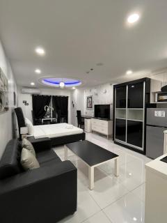 Kandi White Studio with balcony Housekeeping & Wi-Fi! - 0