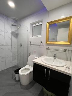 Sheryll Escapes - Kandi White Studio with balcony Housekeeping & Wi-Fi! - 9