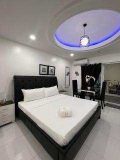 Kandi White Studio with balcony Housekeeping & Wi-Fi! - 8