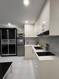 Kandi White Studio with balcony Housekeeping & Wi-Fi! - 6