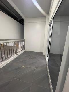 Sheryll Escapes - Kandi White Studio with balcony Housekeeping & Wi-Fi! - 5