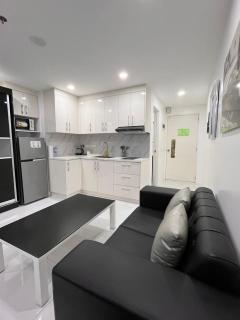 Kandi White Studio with balcony Housekeeping & Wi-Fi! - 4