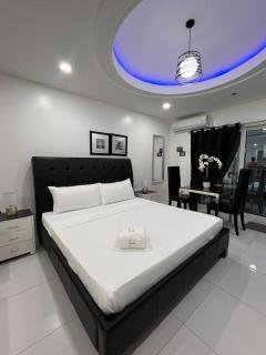 Kandi White Studio with balcony Housekeeping & Wi-Fi! - 3