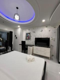 Kandi White Studio with balcony Housekeeping & Wi-Fi! - 2