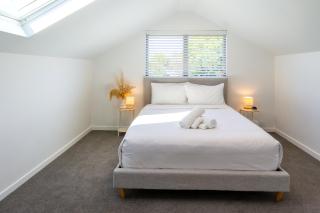 Spacious 6BR Family Home - Double Garage - 6