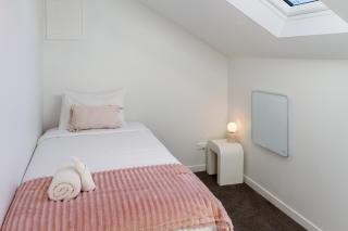 Spacious 6BR Family Home - Double Garage - 4