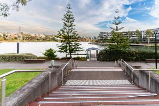 Riverside Retreat by Waters Edge - 9