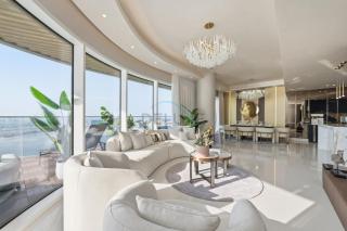 Balcony with Majestic Sea and Palm View with Assistant Room, Private Beach Access, Minutes from Marina and Palm Jumeirah Destinations, Emaar Beachfront by Deluxe Holiday Homes - 3