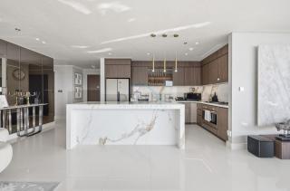 Balcony with Majestic Sea and Palm View with Assistant Room, Private Beach Access, Minutes from Marina and Palm Jumeirah Destinations, Emaar Beachfront by Deluxe Holiday Homes - 7