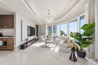 Balcony with Majestic Sea and Palm View with Assistant Room, Private Beach Access, Minutes from Marina and Palm Jumeirah Destinations, Emaar Beachfront by Deluxe Holiday Homes - 6