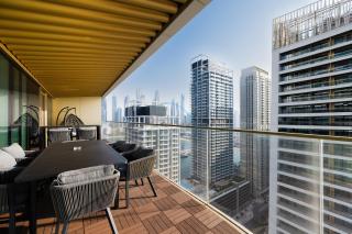 Balcony with Majestic Sea and Palm View with Assistant Room, Private Beach Access, Minutes from Marina and Palm Jumeirah Destinations, Emaar Beachfront by Deluxe Holiday Homes - 1