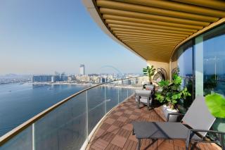 Balcony with Majestic Sea and Palm View with Assistant Room, Private Beach Access, Minutes from Marina and Palm Jumeirah Destinations, Emaar Beachfront by Deluxe Holiday Homes - 2