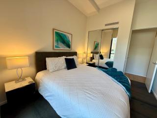 Luxe 2BR Executive Apartment Kingston Pool Parking WiFi BBQ Wine - 1