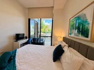 Luxe 2BR Executive Apartment Kingston Pool Parking WiFi BBQ Wine - 1