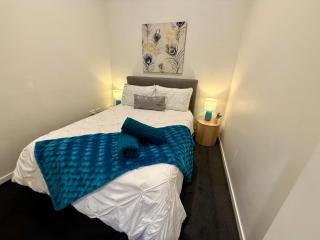 Luxe 2BR Executive Apartment Kingston Pool Parking WiFi BBQ Wine - 3