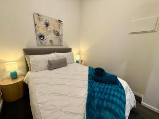 Luxe 2BR Executive Apartment Kingston Pool Parking WiFi BBQ Wine - 6