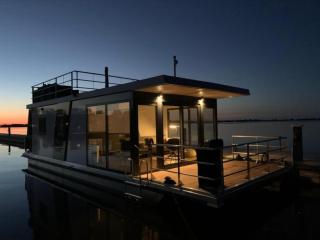 Modern houseboat in Offingawier with terrace - 0