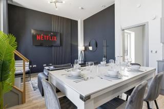 Luxury Penthouse with 3 Bedrooms, Pool Table and Parking in the City - 5