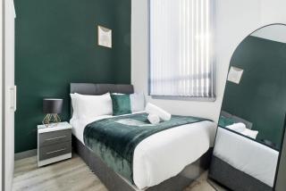 Luxury Penthouse with 3 Bedrooms, Pool Table and Parking in the City - 1