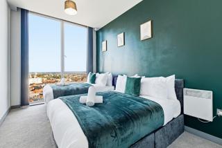 Luxury Penthouse with 3 Bedrooms, Pool Table and Parking in the City - 9