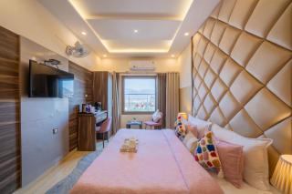 Perfectstayz Premium Ganga Heights - Ganga View rooftop cafe - 3