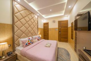 Perfectstayz Premium Ganga Heights - Ganga View rooftop cafe - 2