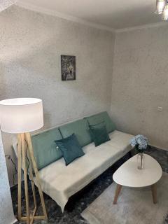 Charming 2-Bed Apartment near City Center - 9