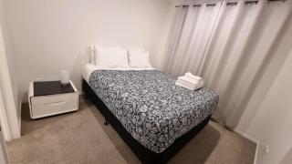 Entire Modern 2-Bedroom Townhouse -10 min to Airport & Sylvia Park - 9